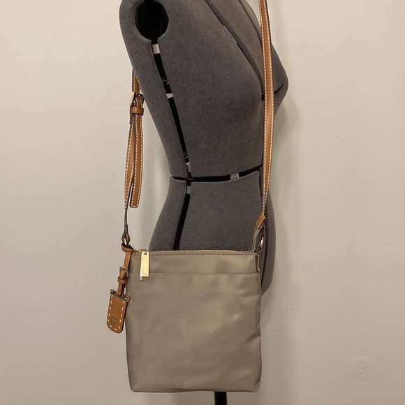 NWT MSRP$88 Tommy Hilfiger Women’s Julia Small Crossbody Bag - Picture 4 of 4